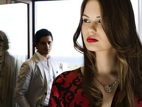 Gặp cô dâu tung tăng bên sếp già, chú rể vội hủy hôn trước ngày cưới