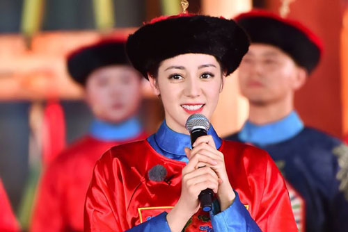 Sau tin đồn bị "đóng băng" phim ảnh, Địch Lệ Nhiệt Ba tóc tết đuôi sam ai nhìn cũng yêu