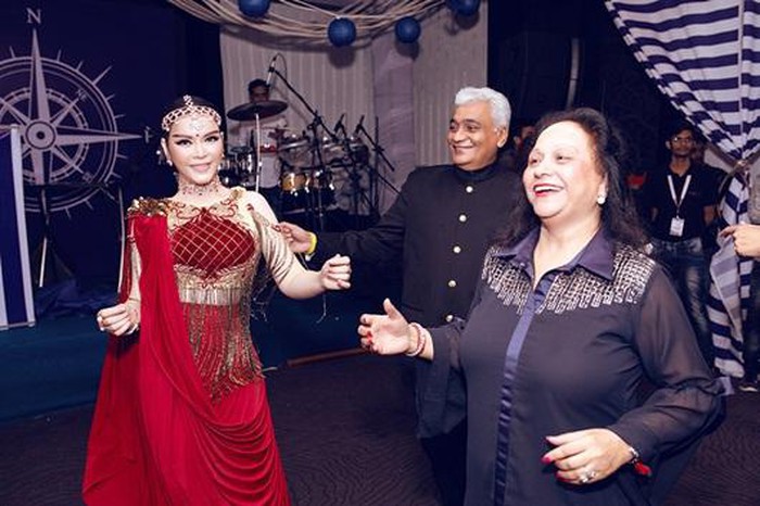 Các bố mẹ nuôi của 'công chúa' Lý Nhã Kỳ có gia sản khủng cỡ nào?