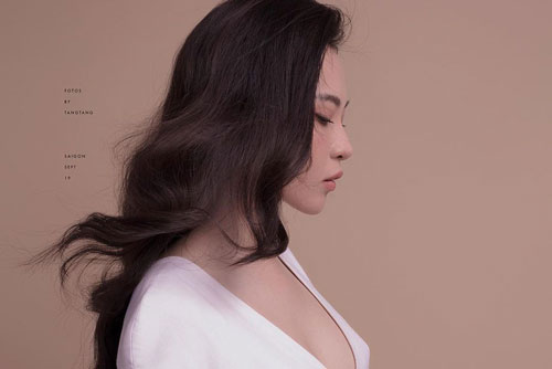 Vướng ngay "vết xe đổ" của Đông Nhi, Đàm Thu Trang diện váy liền cổ sâu hút nhưng điều mà dân tình chú ý lại là chi tiết nhọn hoắt này