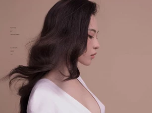 Vướng ngay "vết xe đổ" của Đông Nhi, Đàm Thu Trang diện váy liền cổ sâu hút nhưng điều mà dân tình chú ý lại là chi tiết nhọn hoắt này