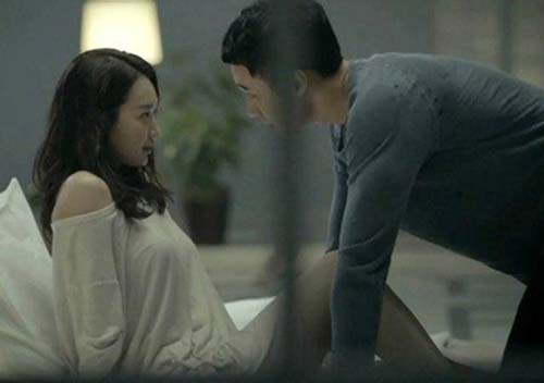 Vợ cay đắng đứng đợi chồng bên ngoài căn chung cư của người đàn bà đặc biệt