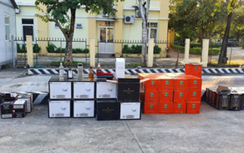 Bắt xe container chở gần 800 chai rượu ngoại nhập lậu