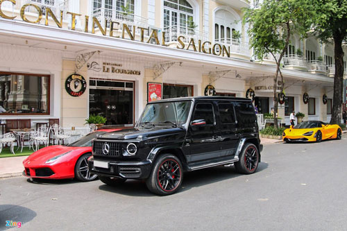 Dàn siêu xe 'tắm nắng' ở trung tâm TP.HCM cuối tuần