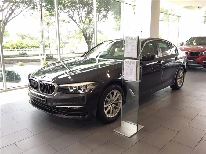 BMW 5-Series với phiên bản 520i.