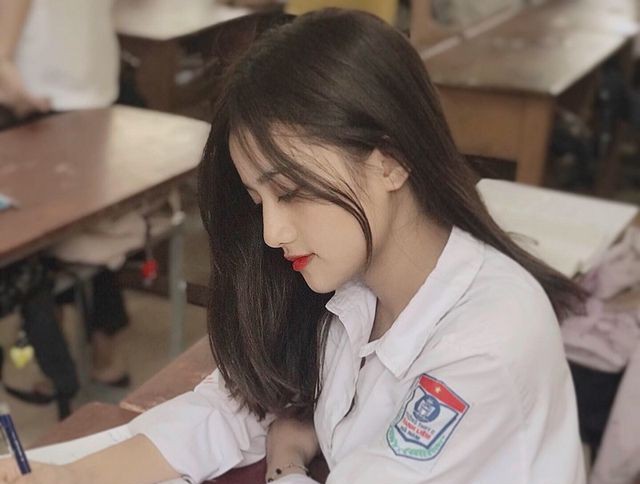 Thiên thần đồng phục gây sốt nhờ sở hữu góc nghiêng thần thánh