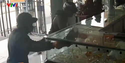 Bắt 2 nghi phạm nổ súng cướp tiệm vàng ở TP.HCM