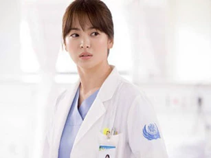 Thấy người yêu cũ hào hứng đón con vừa sinh, cô gái bị đá năm nào cười đắc ý vì biết trước sự thật