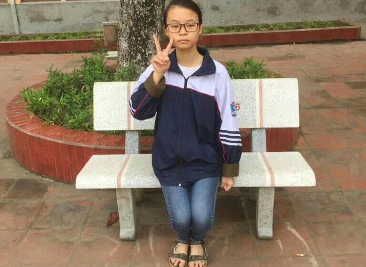 Thăm trường cũ cô gái làm điều này khiến ai cũng phải ngỡ ngàng