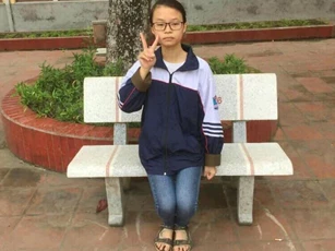Thăm trường cũ cô gái làm điều này khiến ai cũng phải ngỡ ngàng