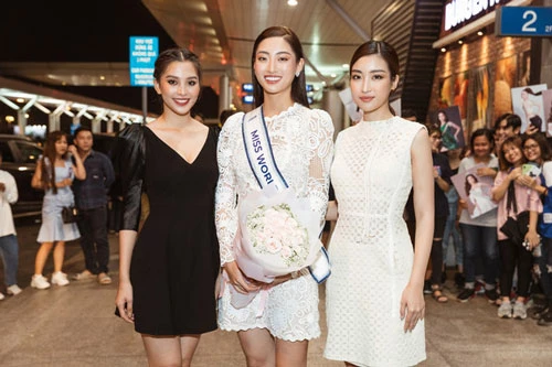 Hoa hậu Đỗ Mỹ Linh và Hoa hậu Tiểu Vy cũng đã có mặt tại sân bay tiễn Lương Thùy Linh lên đường.