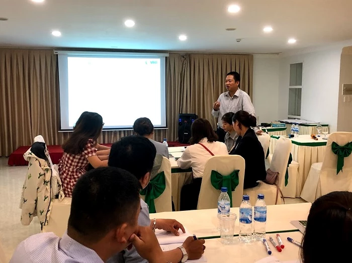 Ông Lê Hữu Phước - Phó TGĐ phát biểu khai mạc khóa đào tạo kỹ năng bán hàng tại khu vực miền Trung - Tây Nguyên