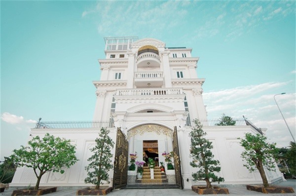 Chiêm ngưỡng lâu đài dát vàng như cung điện của Lý Nhã Kỳ - Ảnh 1 Chiêm ngưỡng lâu đài dát vàng như cung điện của Lý Nhã Kỳ - Ảnh 1