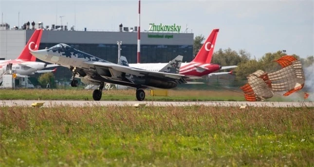 Hoan thien dong co kem, Su-57 Nga van chua thoat khoi cai bong Su-35-Hinh-11