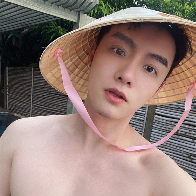 Hot boy Kinh tế Quốc dân đẹp trai như diễn viên điện ảnh