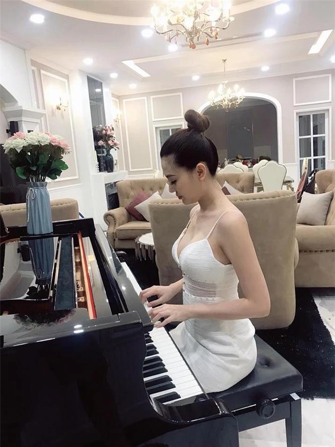 “my nu vung tau di xe 70 ty” dang "dep quen sau”, dan piano ngot ngao hinh anh 1