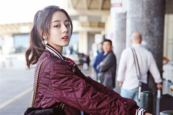 Địch Lệ Nhiệt Ba xinh hết nấc với loạt váy vóc nữ tính, nhẹ nhàng