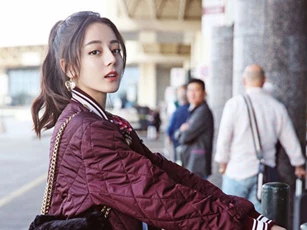 Địch Lệ Nhiệt Ba xinh hết nấc với loạt váy vóc nữ tính, nhẹ nhàng