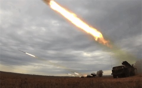 Thiếu hụt sức Nga, Syria phải mang siêu pháo phản lực "làm cỏ" Idlib