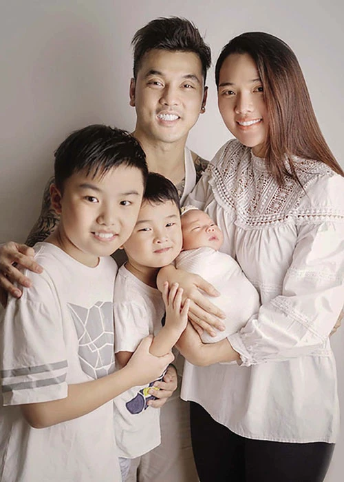 Gia đình nhỏ hạnh phúc của Ưng Hoàng Phúc và Kim Cương. Ảnh: TL 