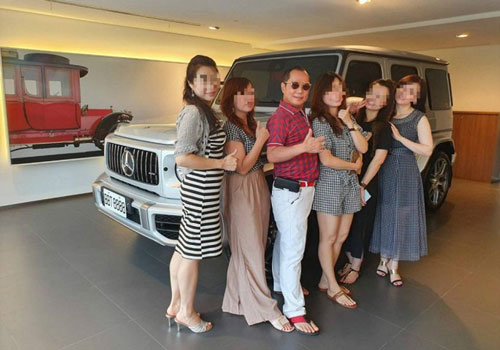 Lộ diện đại gia khoe sống hạnh phúc cùng 4 vợ, 16 nhân tình