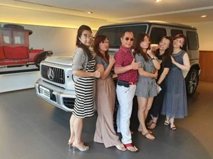 Lộ diện đại gia khoe sống hạnh phúc cùng 4 vợ, 16 nhân tình