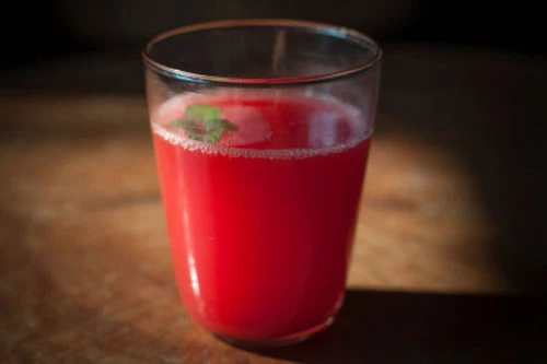 Cocktail nam việt quất: Cocktail nam việt quất có hương vị dịu nhẹ. Nước nam việt quất chứa các chất chống oxy hóa giúp giảm nguy cơ mắc bệnh tim mạch.