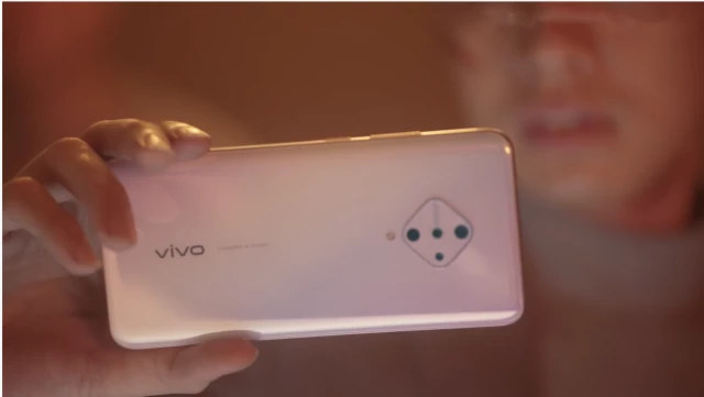 Cụm camera sau hình kim cương của vivo S1 Pro cực kì độc đáo và lạ mắt.