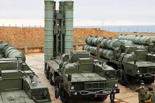 Iran dự định mua 4 sư đoàn phòng không S-400 Triumf với trị giá 2,5 tỷ USD. Ảnh: RIA Novosti.