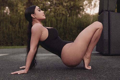 Kim Kardashian diện bodysuit ‘trồng cây chuối’ khoe ‘siêu vòng ba’ trứ danh