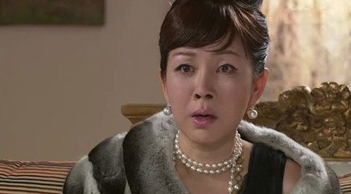 Đối xử tệ bạc với con dâu, đến lúc nằm ốm liệt giường con dâu cư xử thế này khiến mẹ chồng chảy nước mắt