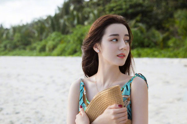 Ảnh du lịch kiểu Địch Lệ Nhiệt Ba: Khoe khéo body hoàn mỹ, đôi chân tít tắp, đặc biệt là làn da trắng "bật tông"