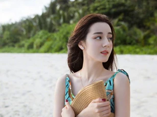 Ảnh du lịch kiểu Địch Lệ Nhiệt Ba: Khoe khéo body hoàn mỹ, đôi chân tít tắp, đặc biệt là làn da trắng "bật tông"