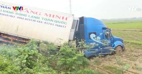 Xe container đâm xe khách, hai người thiệt mạng