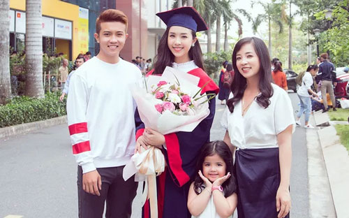Á hậu Thúy An khoe mẹ trẻ đẹp, em trai "soái ca" trong lễ tốt nghiệp đại học