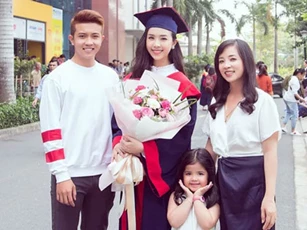 Á hậu Thúy An khoe mẹ trẻ đẹp, em trai "soái ca" trong lễ tốt nghiệp đại học