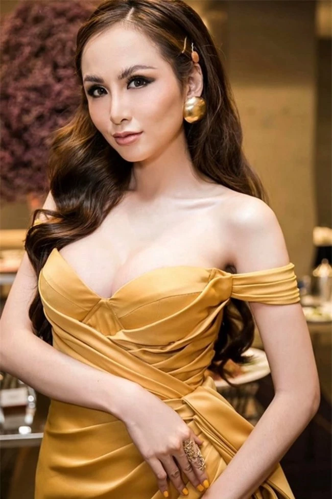 kieu trang phuc khoe body bi nghi phau thuat tham my cua ha ho, mai phuong thuy hinh anh 13