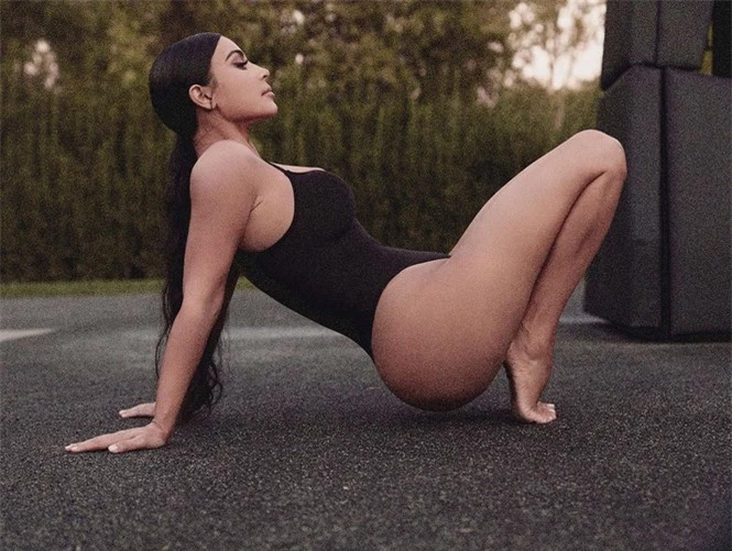 Kim Kardashian diện bodysuit ‘trồng cây chuối’ khoe ‘siêu vòng ba’ trứ danh - ảnh 1