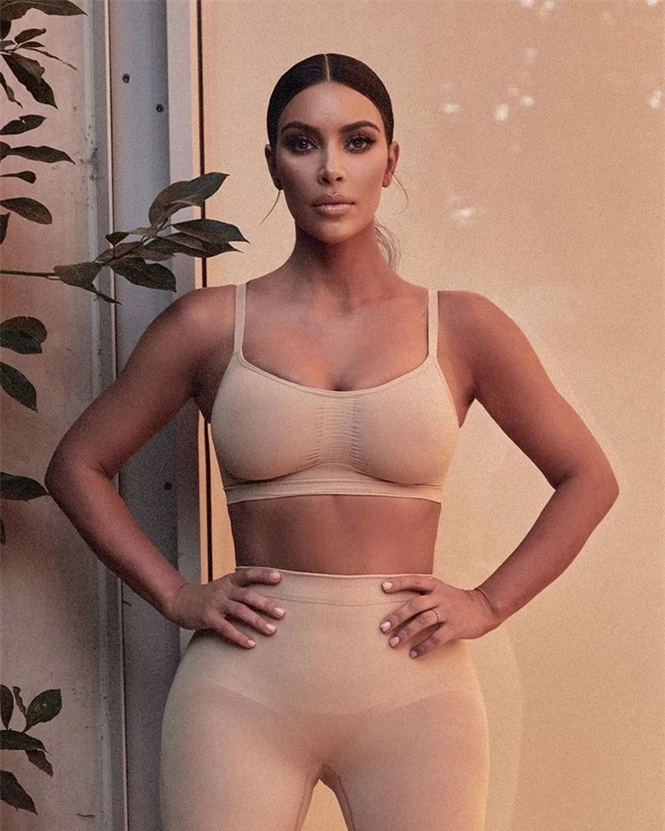 Kim Kardashian diện bodysuit ‘trồng cây chuối’ khoe ‘siêu vòng ba’ trứ danh - ảnh 3