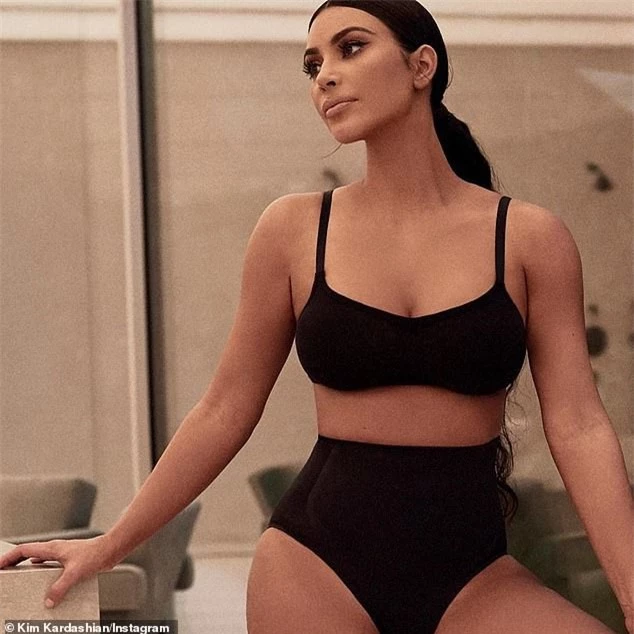Kim Kardashian diện bodysuit ‘trồng cây chuối’ khoe ‘siêu vòng ba’ trứ danh - ảnh 4