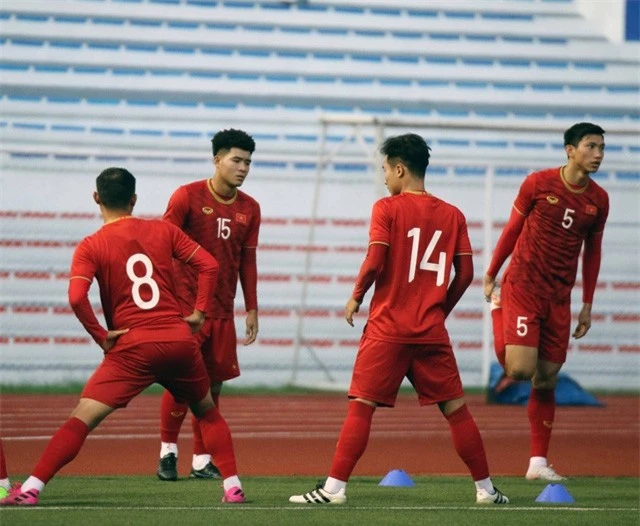 U22 Việt Nam tập làm quen sân Rizal Memorial - Ảnh 1.