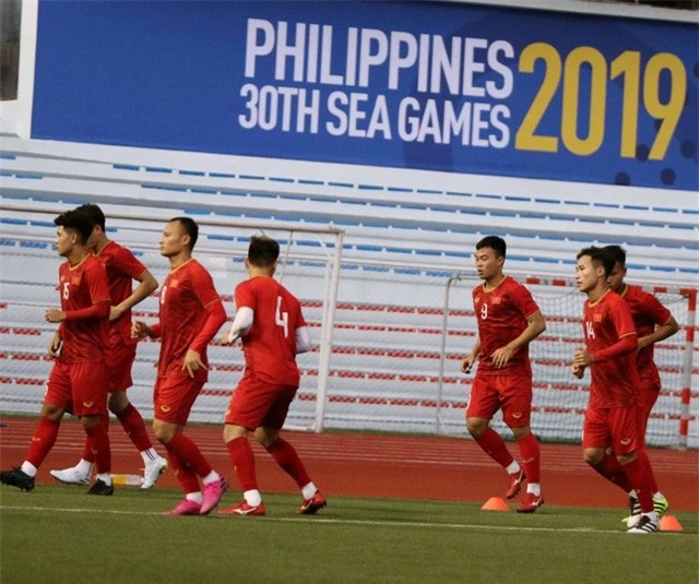 U22 Việt Nam tập làm quen sân Rizal Memorial - Ảnh 4.