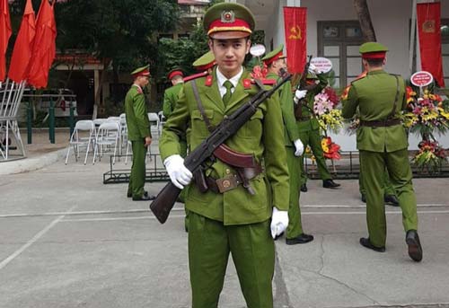 Hot boy trường cảnh sát nổi tiếng trên mạng nhờ hát hay, đàn giỏi
