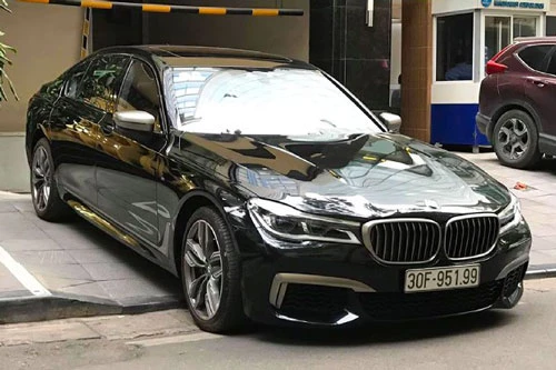 Ở phiên bản xe sang BMW M760Li, hãng xe Đức đã sử dụng khối động cơ lớn nhất trong danh mục sản phẩm của mình – V12 6.6L tăng áp kép (twin-turbocharged) mã N74, đây là khối động cơ V12 6.6L được tìm thấy trên các dòng xe siêu sang mang thương hiệu Rolls-Royce như: Ghost, Wraith hay Dawn. Trên M760Li, động cơ cho công suất tối đa lên đến 600 mã lực và mô-men xoắn cực đại 800Nm.