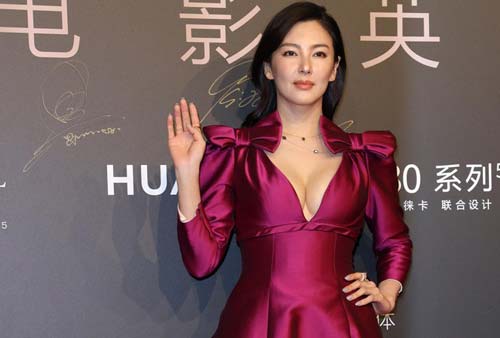 Người đẹp phim 'Mỹ nhân ngư' mặc đầm khoét sâu vòng 1