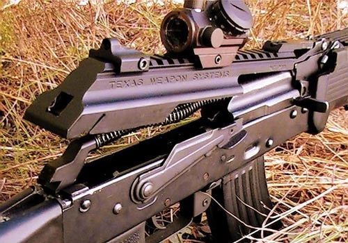 Các khẩu súng trường theo họ Kalashnikov thường có một điểm yếu cực kỳ lớn đó là phần nắp hộp khoá nòng không có độ ổn định cao, thường xuyên 