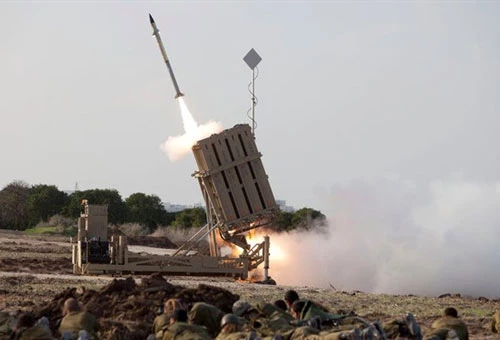 Theo trang AMN và Avia, tình trạng tác chiến yếu kém của cả hệ thống phòng thủ Iron Dome Israel vừa qua đã được giải thích một cách khá hợp lý. Hóa ra từ lãnh thổ Syria, các hệ thống tác chiến điện tử (EW) công suất lớn đã phát động tấn công áp chế.