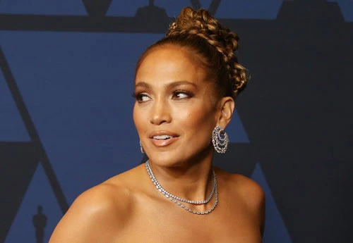 Dự hội thảo bàn tròn của The Hollywood Reporter mới đây, Jennifer Lopez kể về lần bị một đạo diễn quấy rối tình dục. Cô nhớ lại: "Ông ấy yêu cầu tôi cởi trang phục, bởi tôi sắp ghi hình một cảnh khỏa thân trên phim. Vị đạo diễn đó muốn xem trước bộ ngực của tôi".