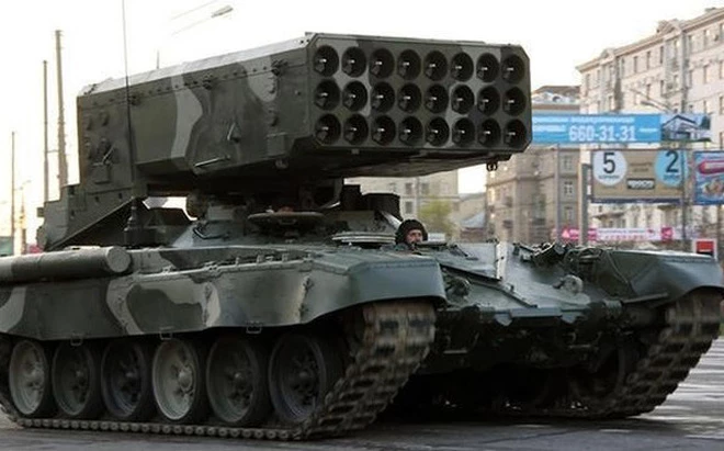 “Tăng phun lửa” TOS-1 loại vũ khí bị nhiều quốc gia cho là vũ khí “vô nhân đạo” chuẩn bị được Nga đưa tới Al-Qamishli? Nguồn: Sohu