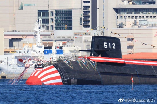 Đầu tháng 11 vừa rồi, Nhật đã hạ thuỷ tàu ngầm phi hạt nhân thứ hai của mình được đóng theo lớp Soryu cải biên. Khác với những tàu ngầm lớp Soryu trước đây, đây là tàu ngầm Soryu thứ hai được Nhật trang bị công nghệ pin Li-ion. Nguồn ảnh: Jason007.